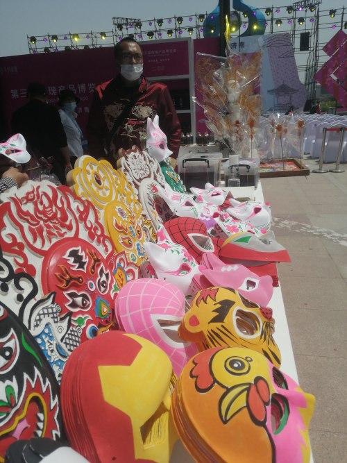 玫瑰花下 好乘涼 玫瑰產(chǎn)品博覽會(huì)上不只有玫瑰,平陰本地工業(yè)產(chǎn)品也來(lái) 沾光
